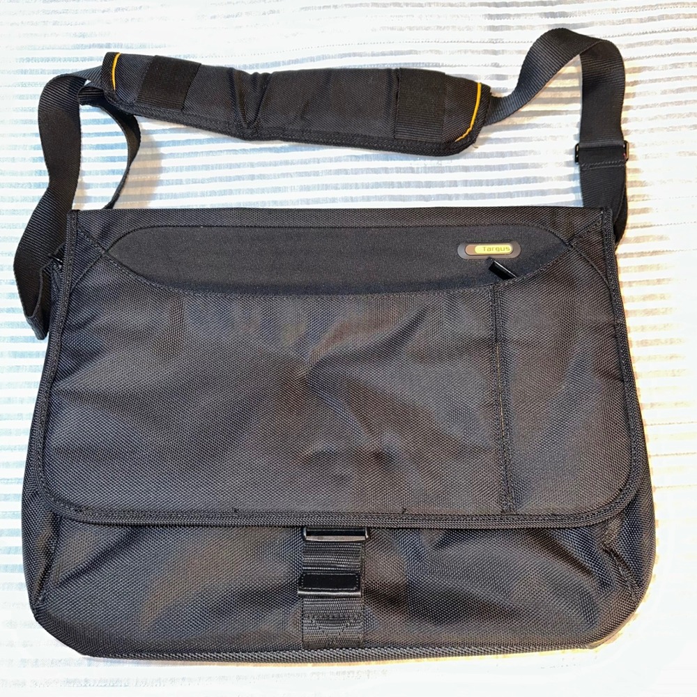 Targus Safe Port Protection Laptop Messenger Bag‎ Black Ballistic Nylon 16in